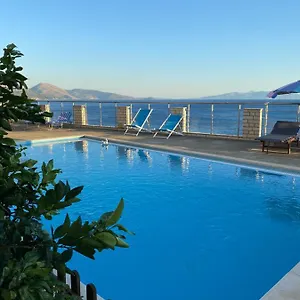Ionian Bay , Qeparo Albanië
