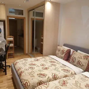 Appartement Luxury 1min Walk From Underground, With Free Parking Free Wifi, Londen